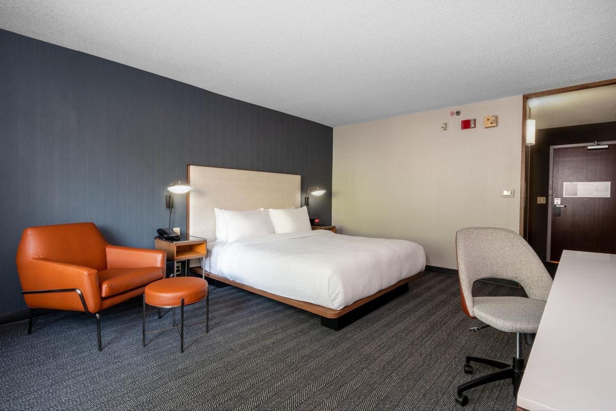 Courtyard Airport Hotel 3*