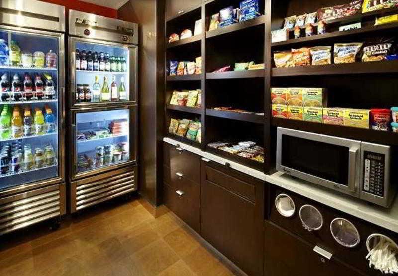 Courtyard Airport Hotel 3*